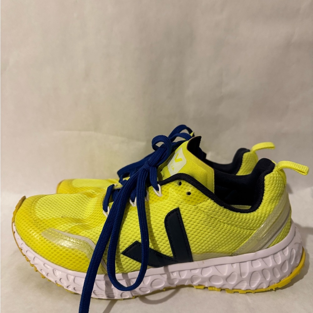 Veja Shoes Women's 8 Condor Mesh Jaune Fluo Nautico Neon
Yellow Sneakers